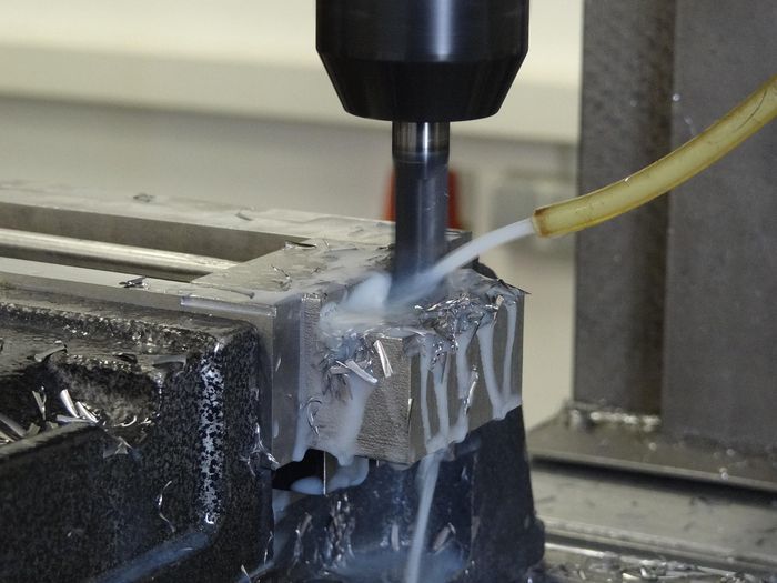 CNC-Bearbeitung Aluminiumbauteil auf CNC-Fräszentrum
